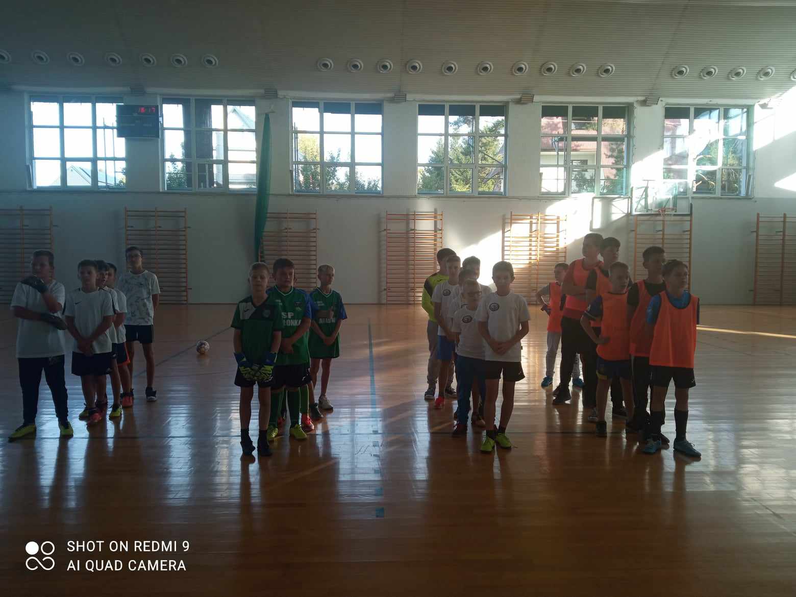 Zdjęcie przedstawia uczestników Gminnych Igrzysk w Piłce Nożnej Halowej chłopców