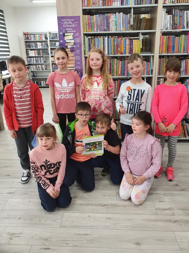 Zdjęcie przedstawia uczniów Szkoły Podstawowej Nr 1 podczas wizyty w Publicznej Bibliotece w Zubrzycy Górnej