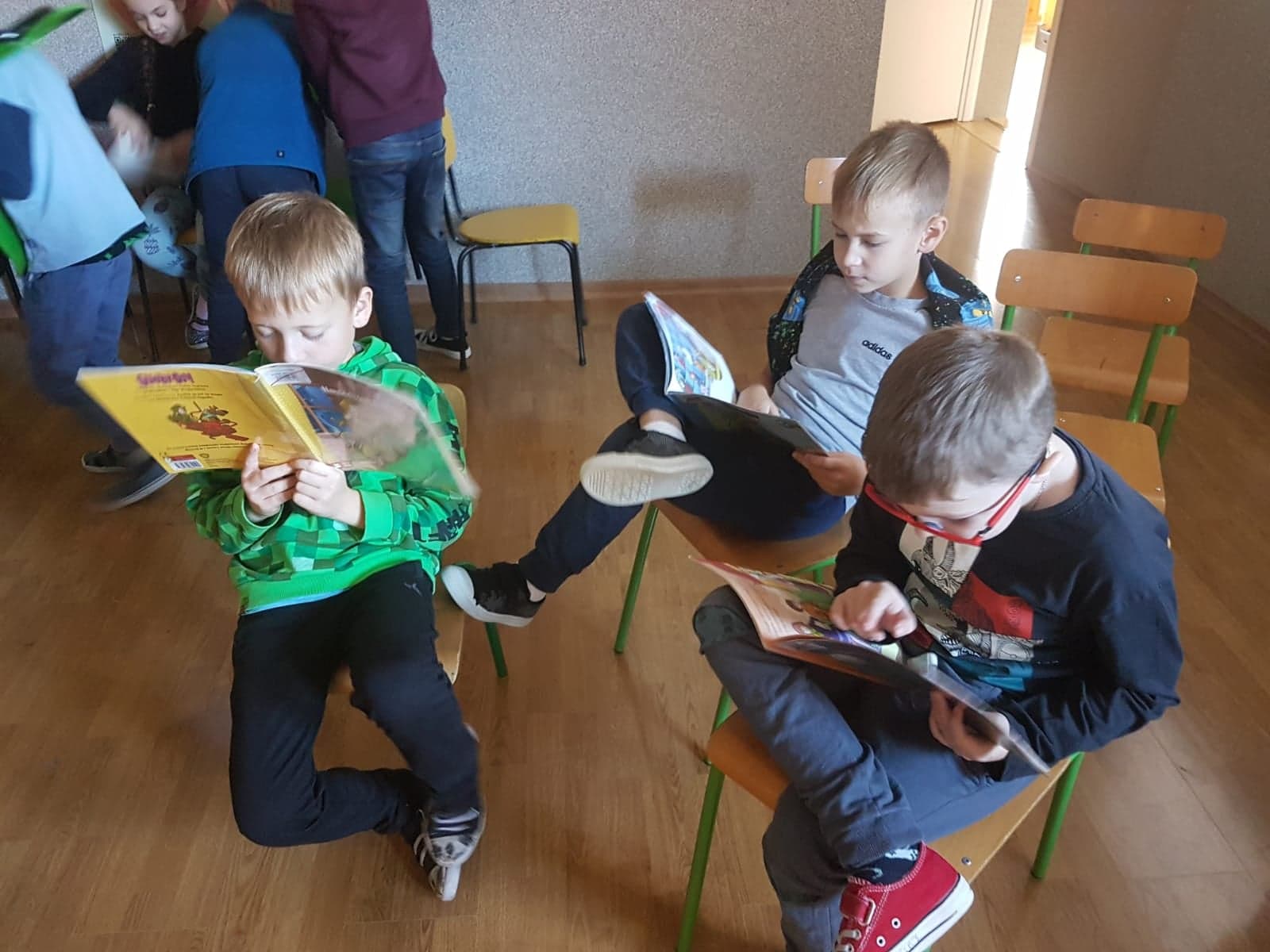 Zdjęcie przedstawia uczniów podczas przerwy na czytanie.