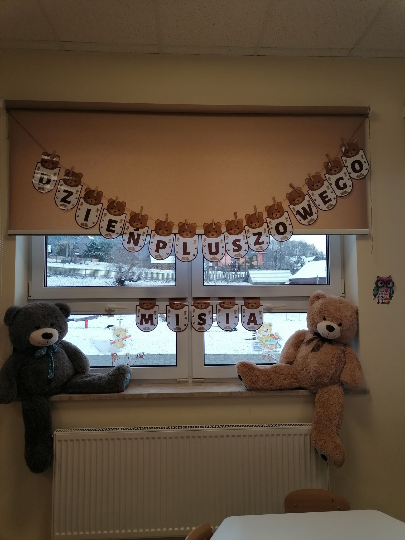 Zdjęcie przedstawia dekorację sali przedszkolnej z okazji dnia Pluszowego Misia
