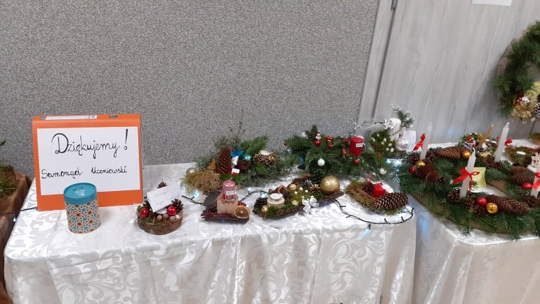 Rozstawione na stolikach stroiki świąteczne  oraz napis dziękujemy Samorząd Uczniowski