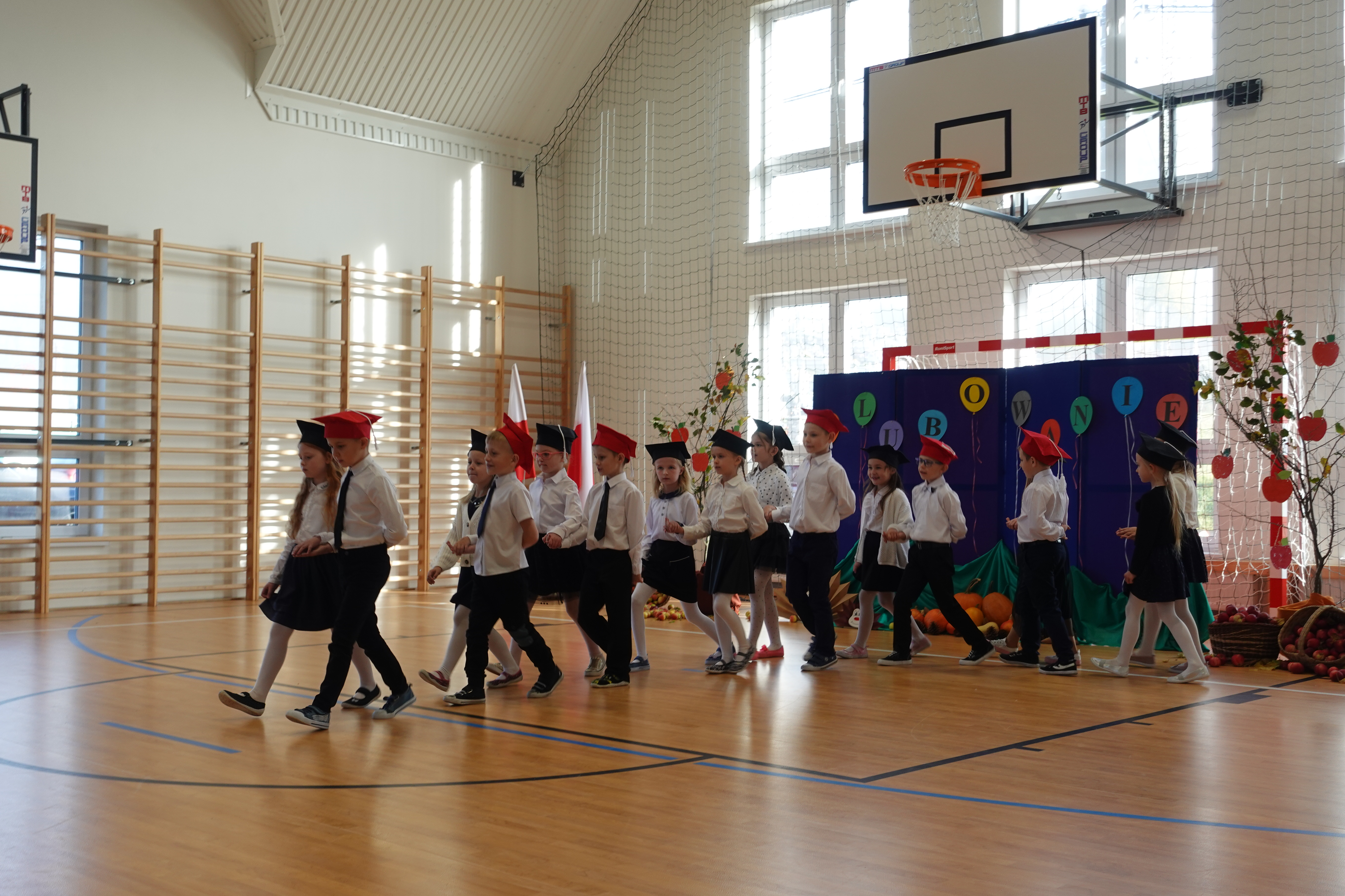 Zdjęcie przedstawia uczniów klasy I tańczących poloneza.