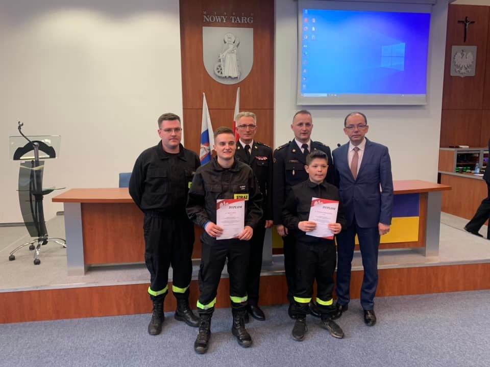Zdjęcie przedstawia rozdanie dyplomów uczestnikom Ogólnopolskiego Turnieju Wiedzy Pożarniczej „Młodzież zapobiega pożarom” 2022. 