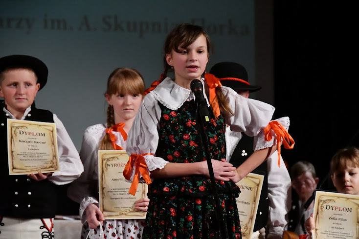 Uczennica Szkoły Podstawowej Nr 1 w Zubrzycy Górnej recytująca gawędę podczas rozdania nagród konkursowych