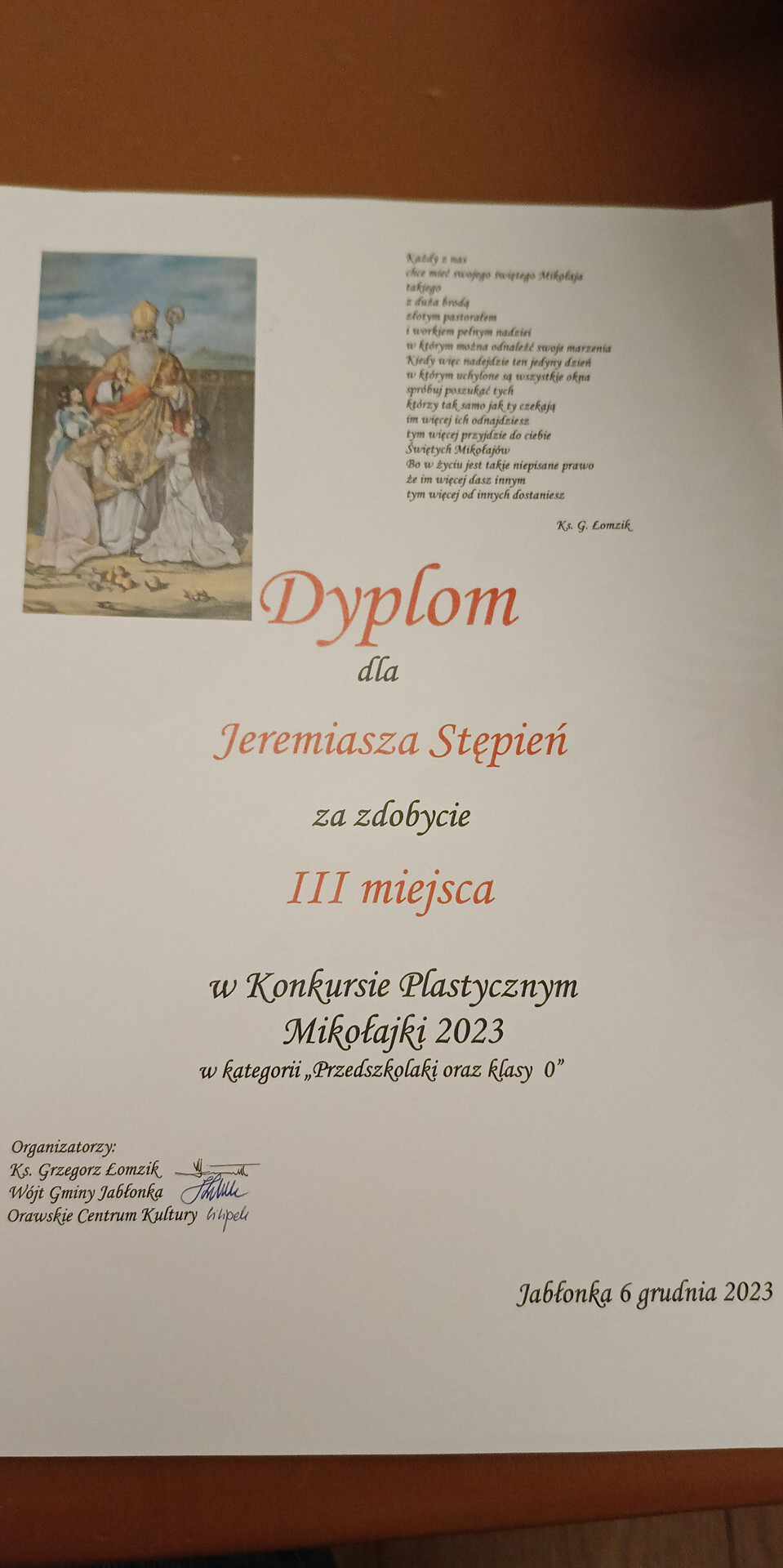 Na zdjęciu dyplom ucznia Jeremiasza Stępień.