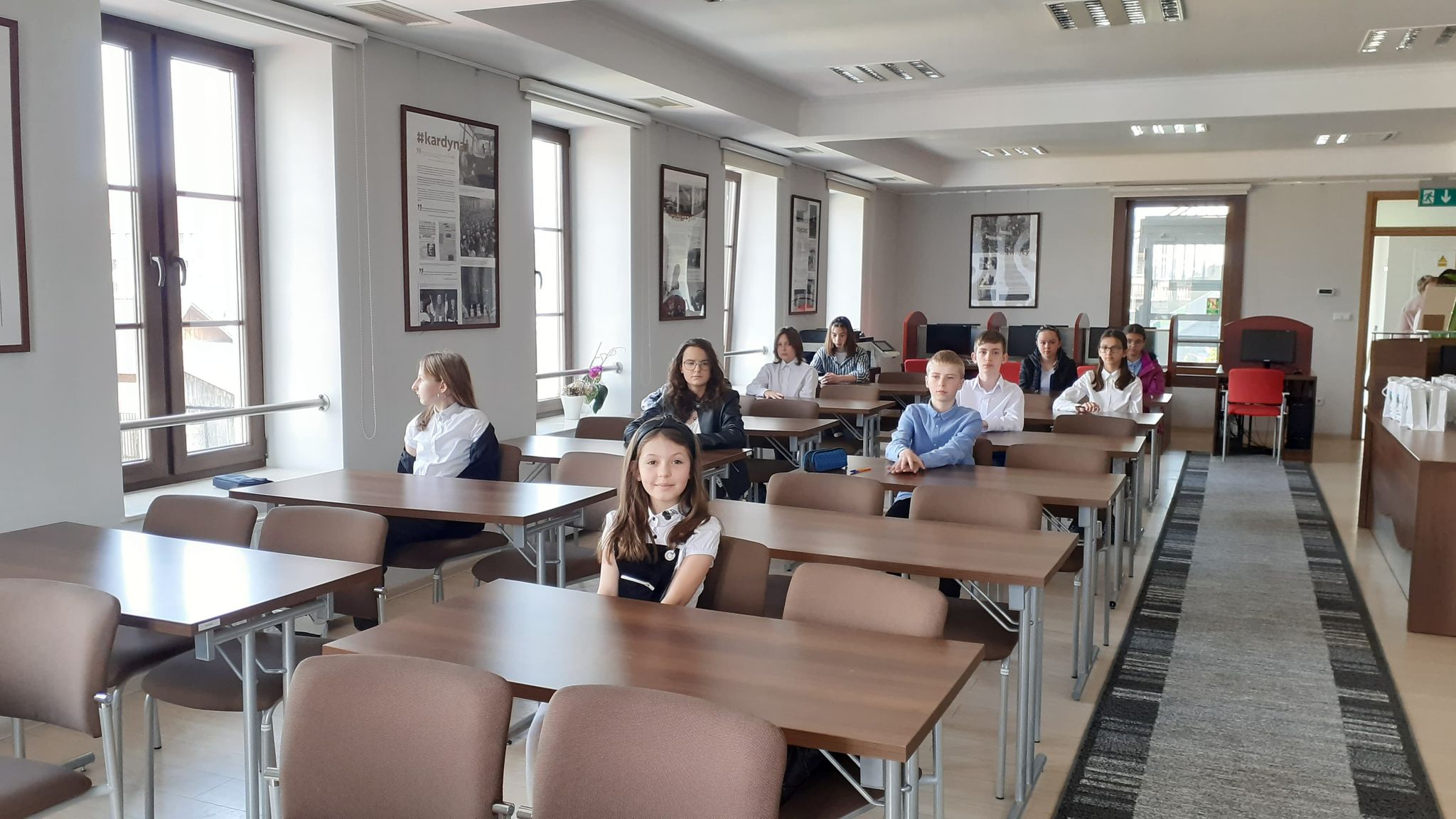 Zdjęcie przedstawia salę wraz z uczniami uczestniczącymi w konkursie Ortolandia 2022