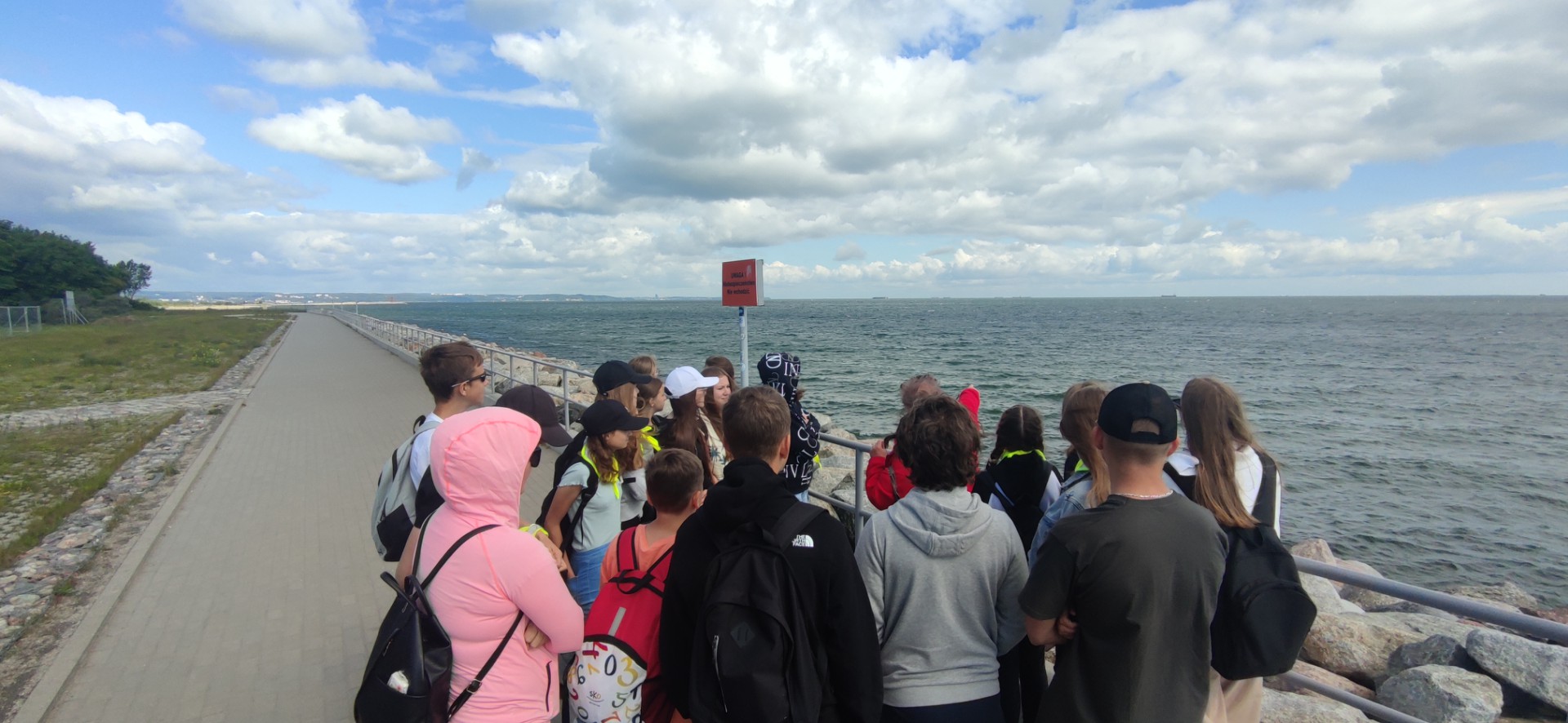 Zdjęcie przedstawia uczestników wycieczki do Trójmiasta -widok na morze z Gdańska.